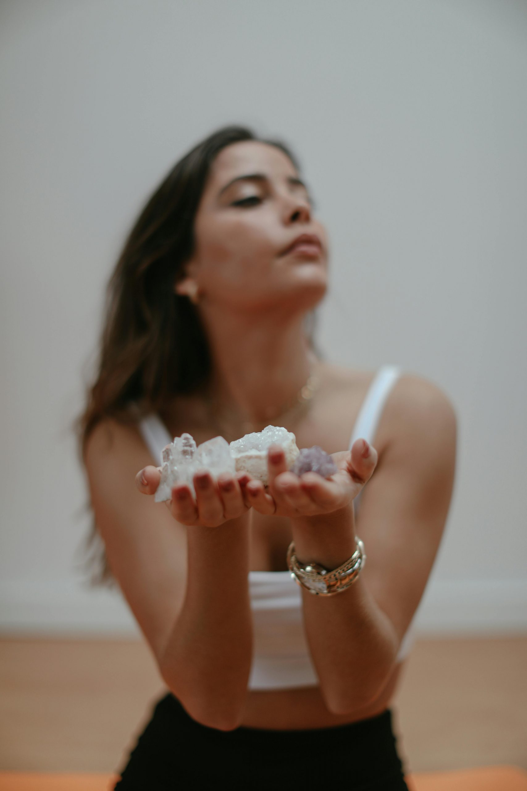 Frau hält Kristalle in den Händen – spirituelle Rituale, Energie und emotionale Klarheit