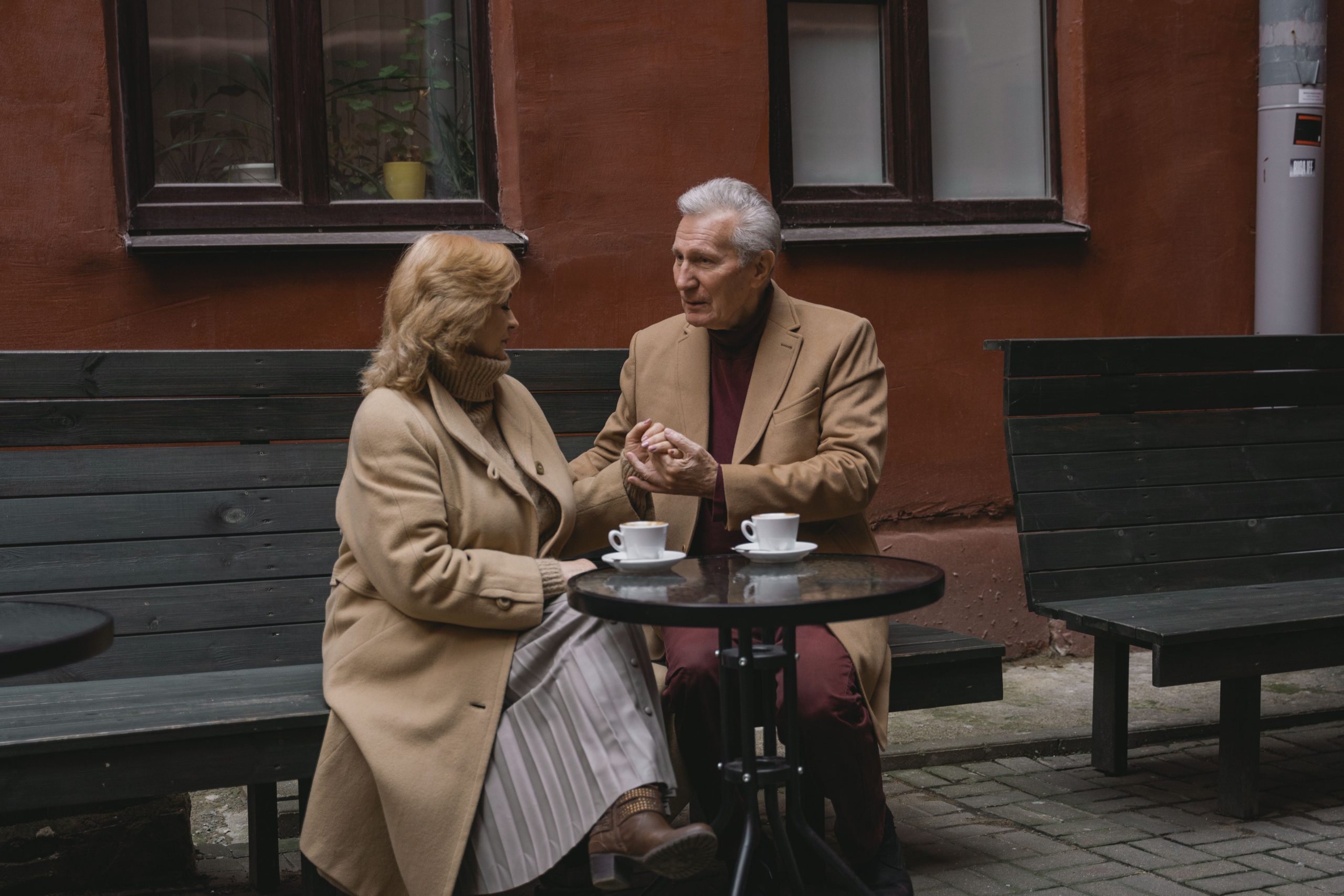 Paar im ruhigen Gespräch als Symbol für Annäherung, Vertrauen und das Wiederherstellen emotionaler Verbindung