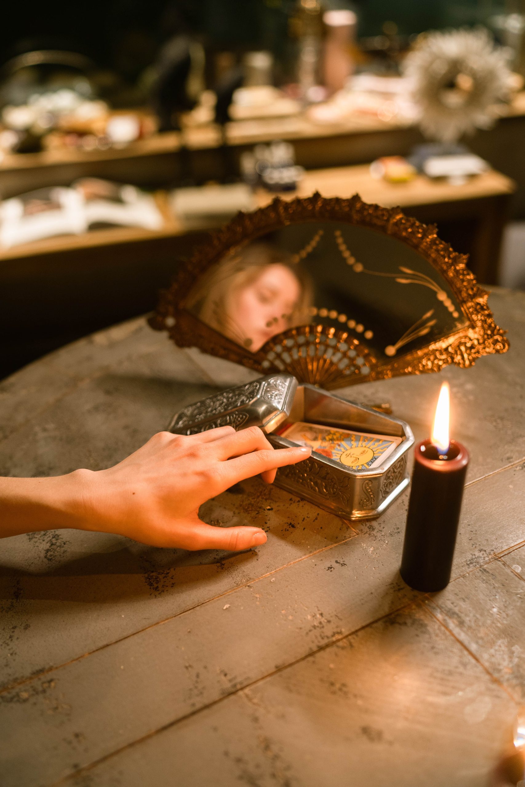 Tarotkarten und Kerze bei einer individuellen Analyse vor einer Partnerzusammenführung