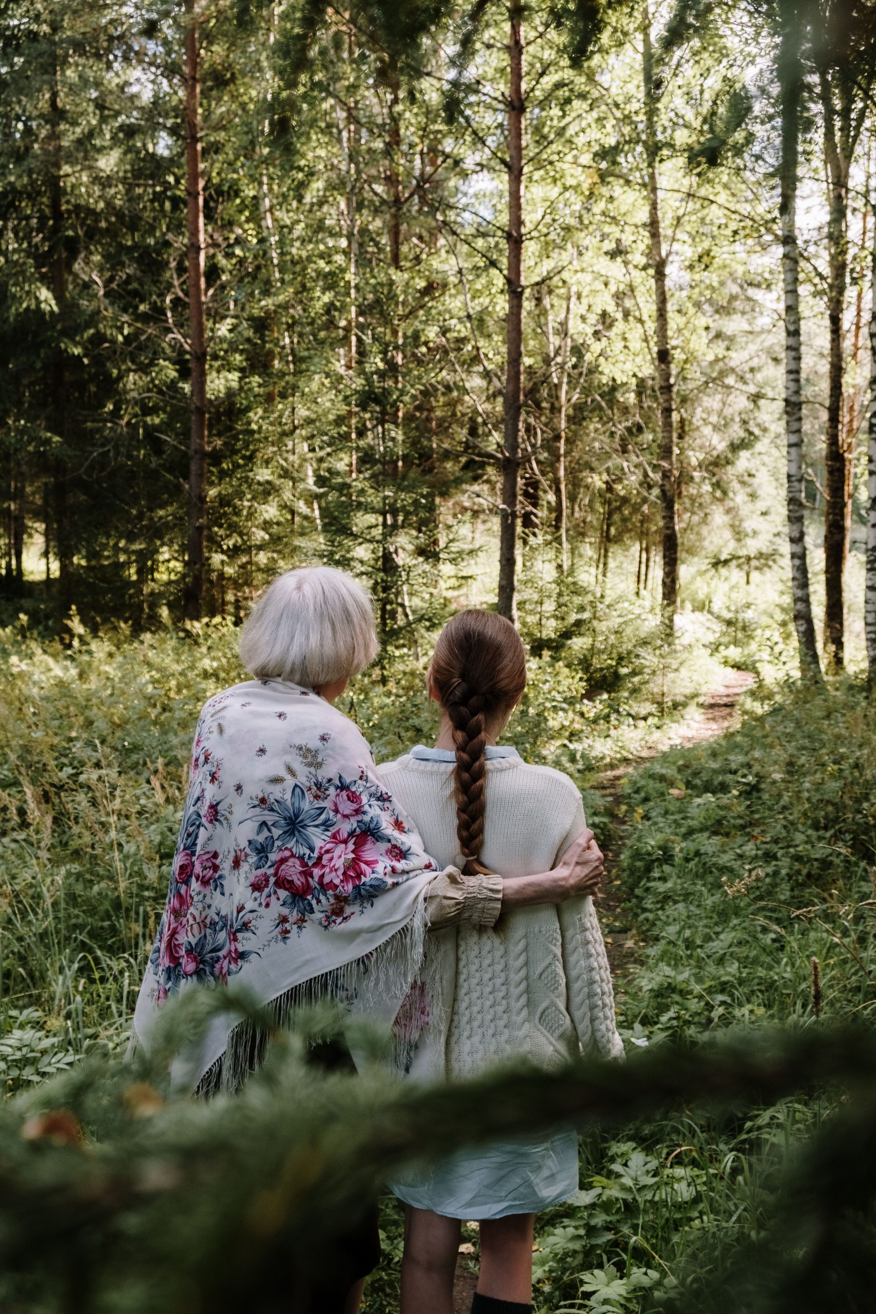 Zwei Frauen im Wald als Symbol für familiäre Überlieferung und traditionelle russische Rituale über Generationen